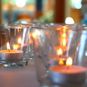 Eventbestattung - Trauerfeier mit Kerzen