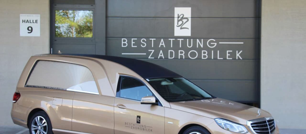 Fahrzeuge_Mercedes-Benz-E_MaybachEditionGold_1